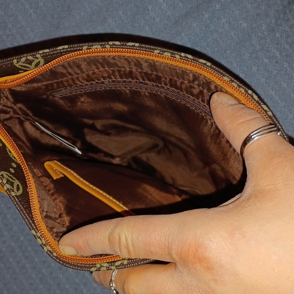 Brand New NWOT Designer Purse  ~ Great for gifting 🎁!! - Picture 3 of 3